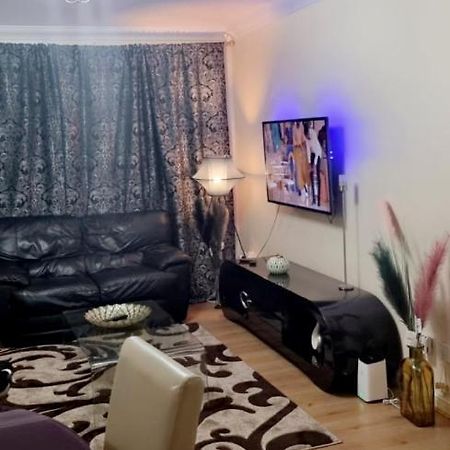 2 Bedroom Apartment - Greater London Дагенем Екстер'єр фото