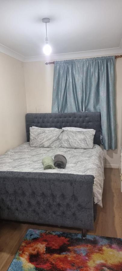 2 Bedroom Apartment - Greater London Дагенем Екстер'єр фото